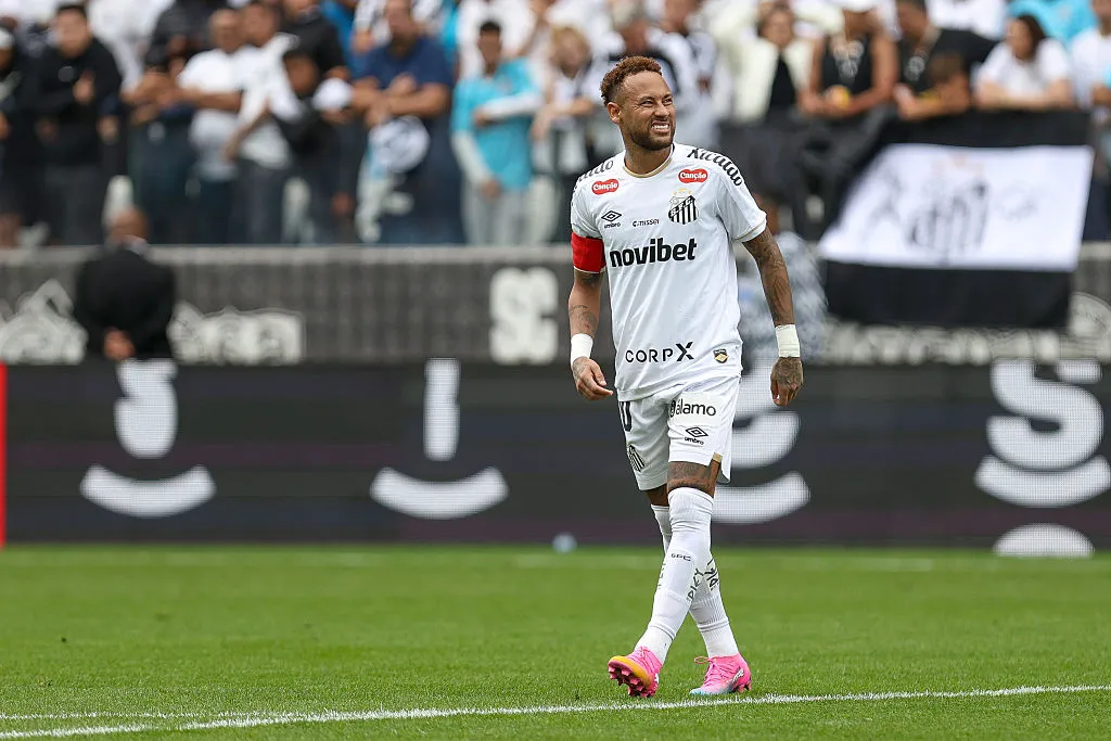 Neymar reage em partida entre Santos e Coritiba pelo Campeonato Brasileiro 2026. (Photo by Ricardo Moreira/Getty Images)