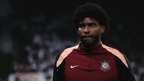 Hugo Souza jogador do Corinthians durante aquecimento antes da partida contra o Atlético-MG no estádio Arena Corinthians pelo campeonato Brasileiro A 2026. Foto: Ettore Chiereguini/AGIF