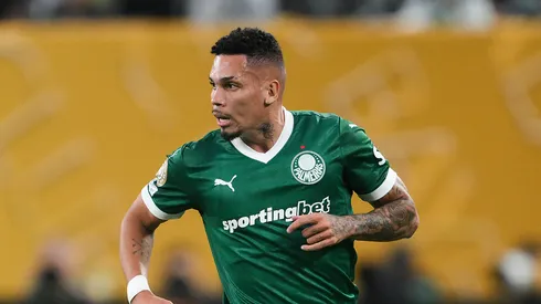 Paulinho, do SE Palmeiras, corre com a bola durante a partida do Grupo A do Mundial de Clubes da FIFA 2025 entre SE Palmeiras e FC Porto, no MetLife Stadium, em 15 de junho de 2025, em East Rutherford, Nova Jersey. (Foto de David Ramos/Getty Images)
