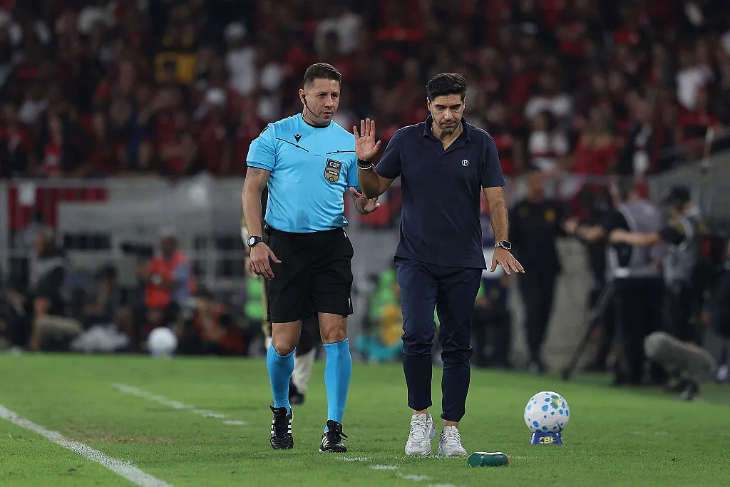 Abel Ferreira, técnico do Palmeiras, conversa com o árbitro durante a partida entre Flamengo e Palmeiras pelo Brasileirão 2026, no Estádio do Maracanã, em 23 de maio de 2026, no Rio de Janeiro, Brasil. (Foto de Wagner Meier/Getty Images)