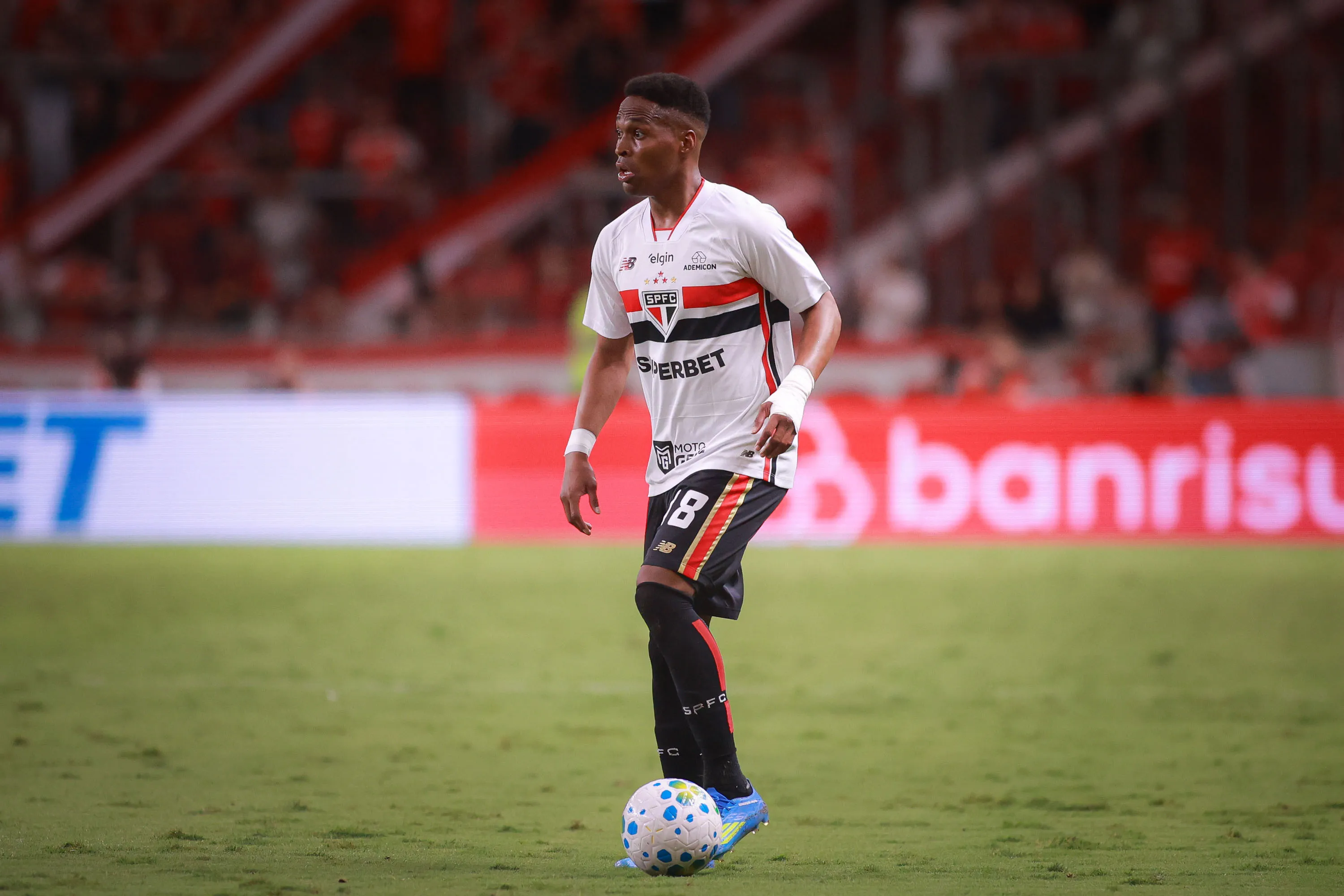 Wendell, jogador do São Paulo, durante partida contra o Internacional – Foto: Maxi Franzoi/AGIF