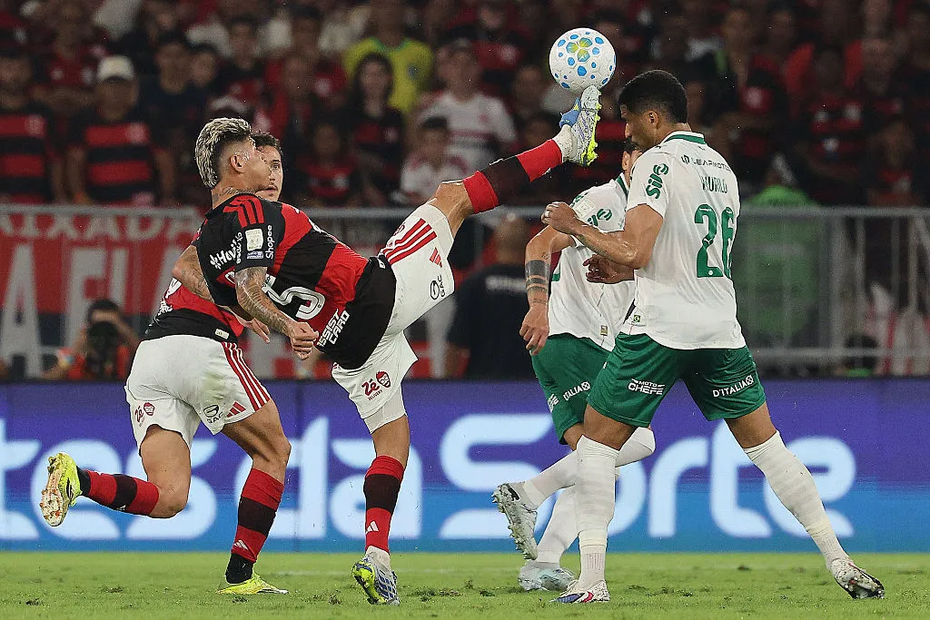Carrascal disputa a bola com Murilo e acaba expulso em Flamengo x Palmeiras, no Maracanã. (Photo by Wagner Meier/Getty Images)