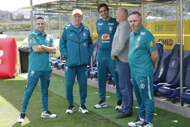 Felipão e comissão técnica da Seleção no treino. Rafael Ribeiro/CBF