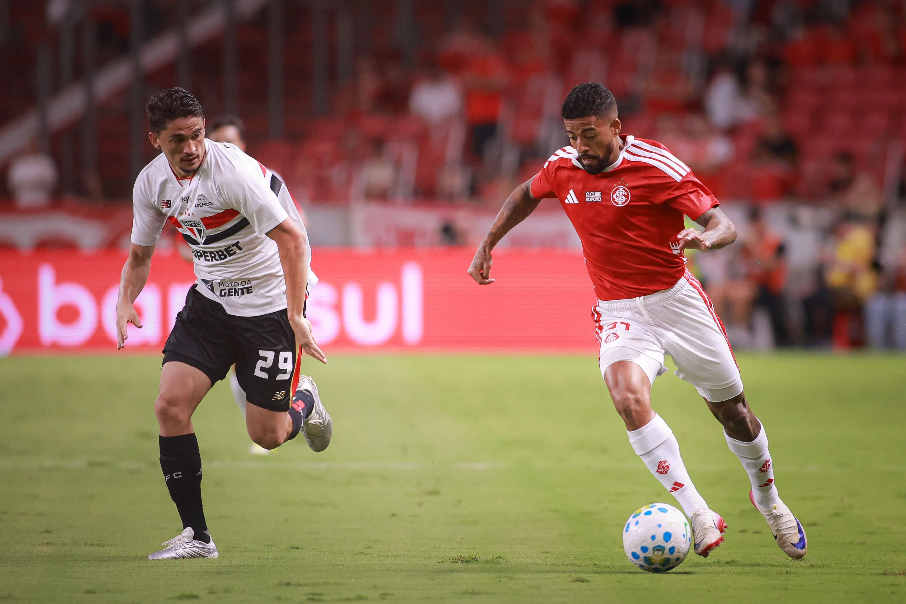 Paulinho atuando em Internacional x Vasco – Foto: Maxi Franzoi/AGIF