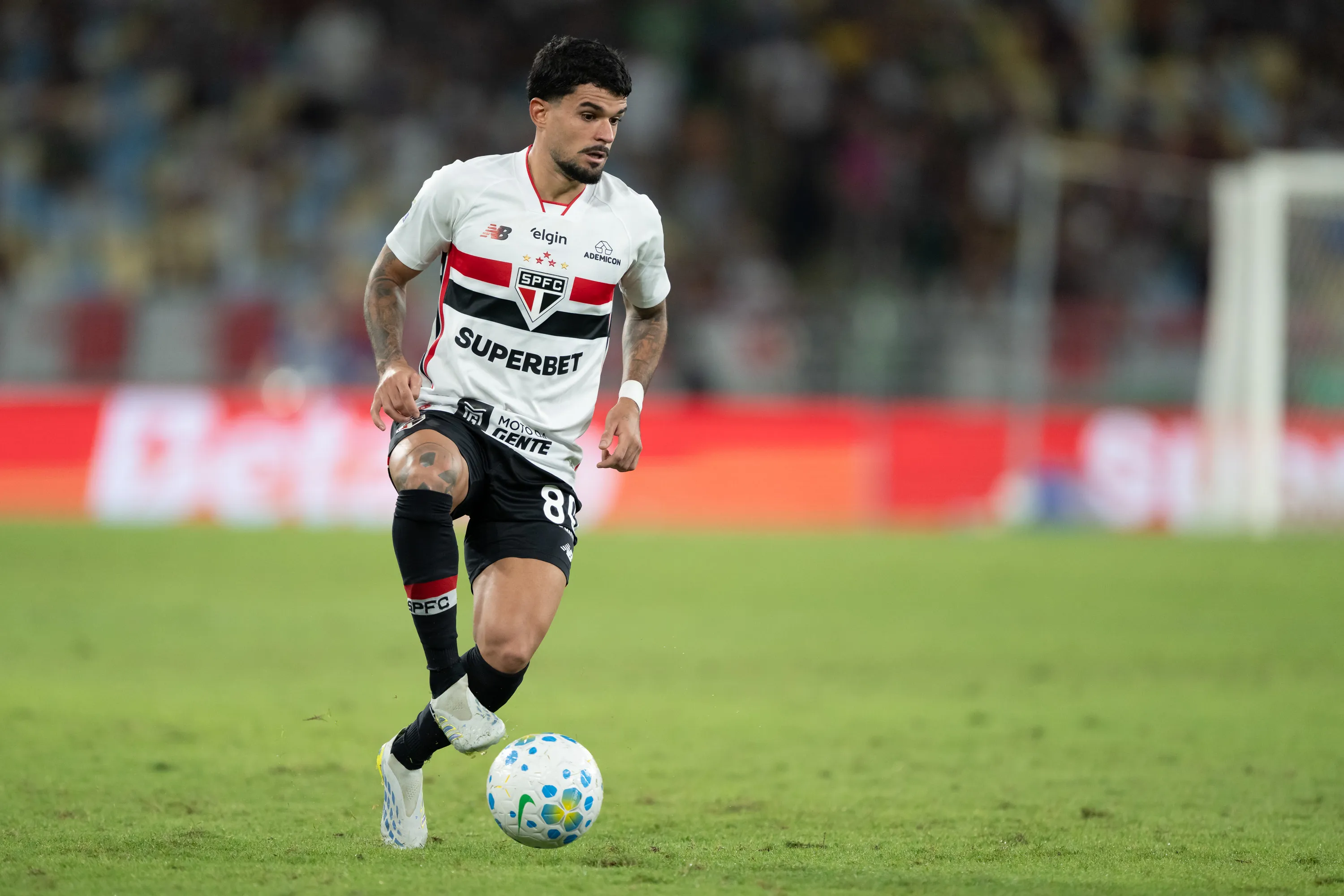Cauly, jogador do São Paulo, durante partida contra o Fluminense  – Foto: Jorge Rodrigues/AGIF