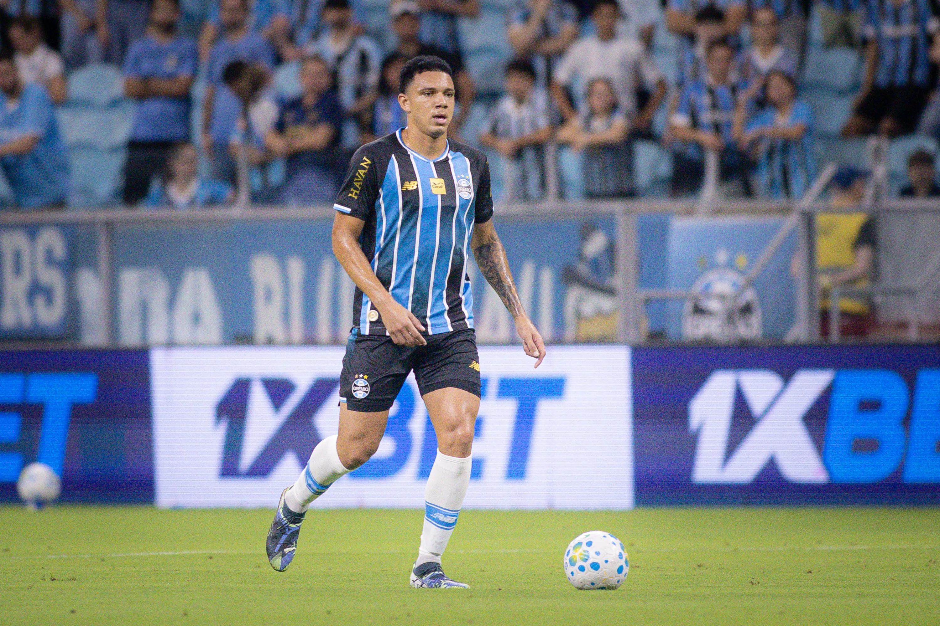 Viery, jogador do Grêmio, durante partida contra o Vitória – Foto: Maxi Franzoi/AGIF
