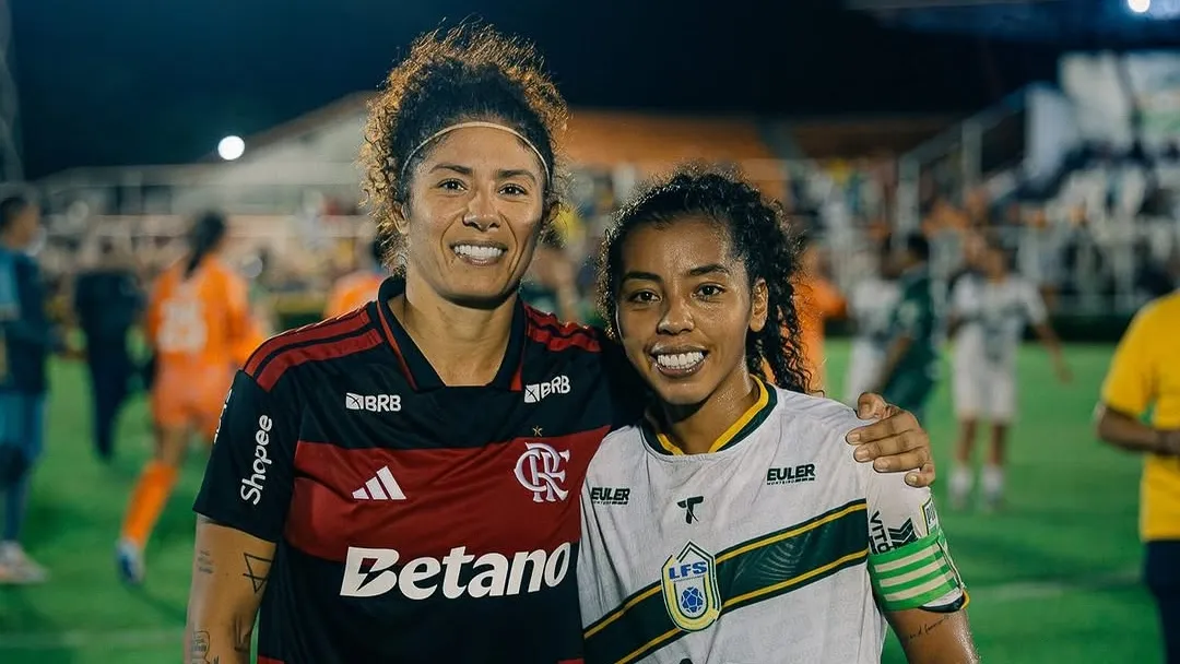 Cristiane ao lado de jogadora da Liga São João – Foto: Redes Sociais/Flamengo