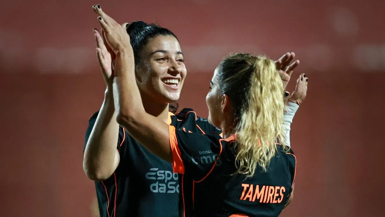 Duda Sampaio e Tamires comemorando um dos gols na vitória do Corinthians sobre o Mixto no Brasileirão Feminino - Foto: Rodrigo Gazzanel/Corinthians