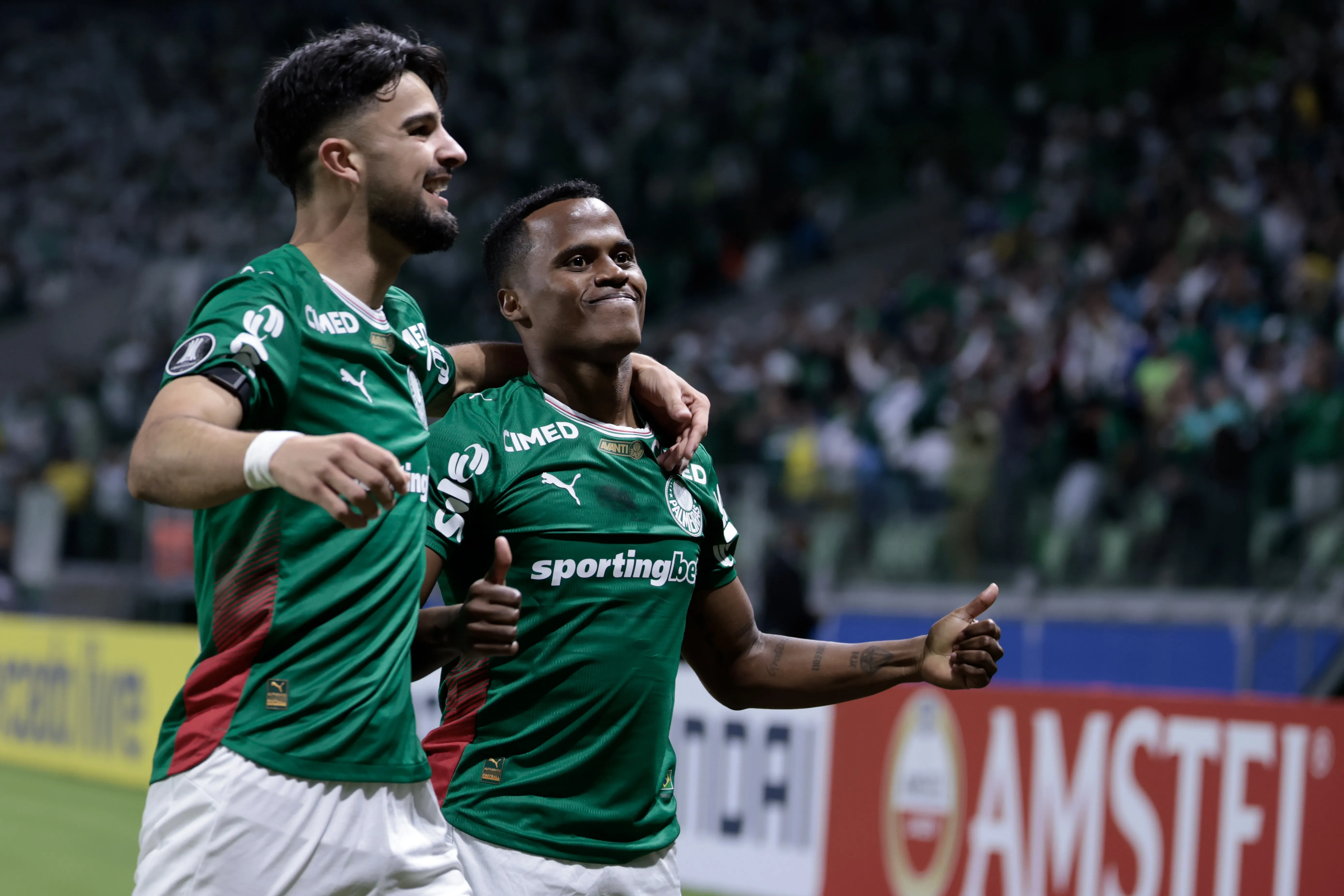 Flaco López e Jhon Arias comemorando gol do Palmeiras – Foto: Marcello Zambrana/AGIF