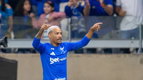 Matheus Pereira comemorando gol do Cruzeiro contra o Barcelona na Libertadores. Foto: Fernando Moreno/AGIF