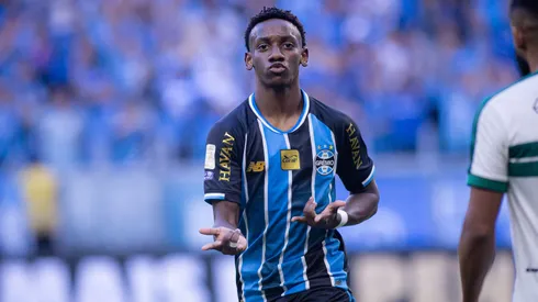 Gabriel Mec jogador do Gremio comemora seu gol durante partida contra o Coritiba no estadio Arena do Gremio pelo campeonato Brasileiro A 2026.