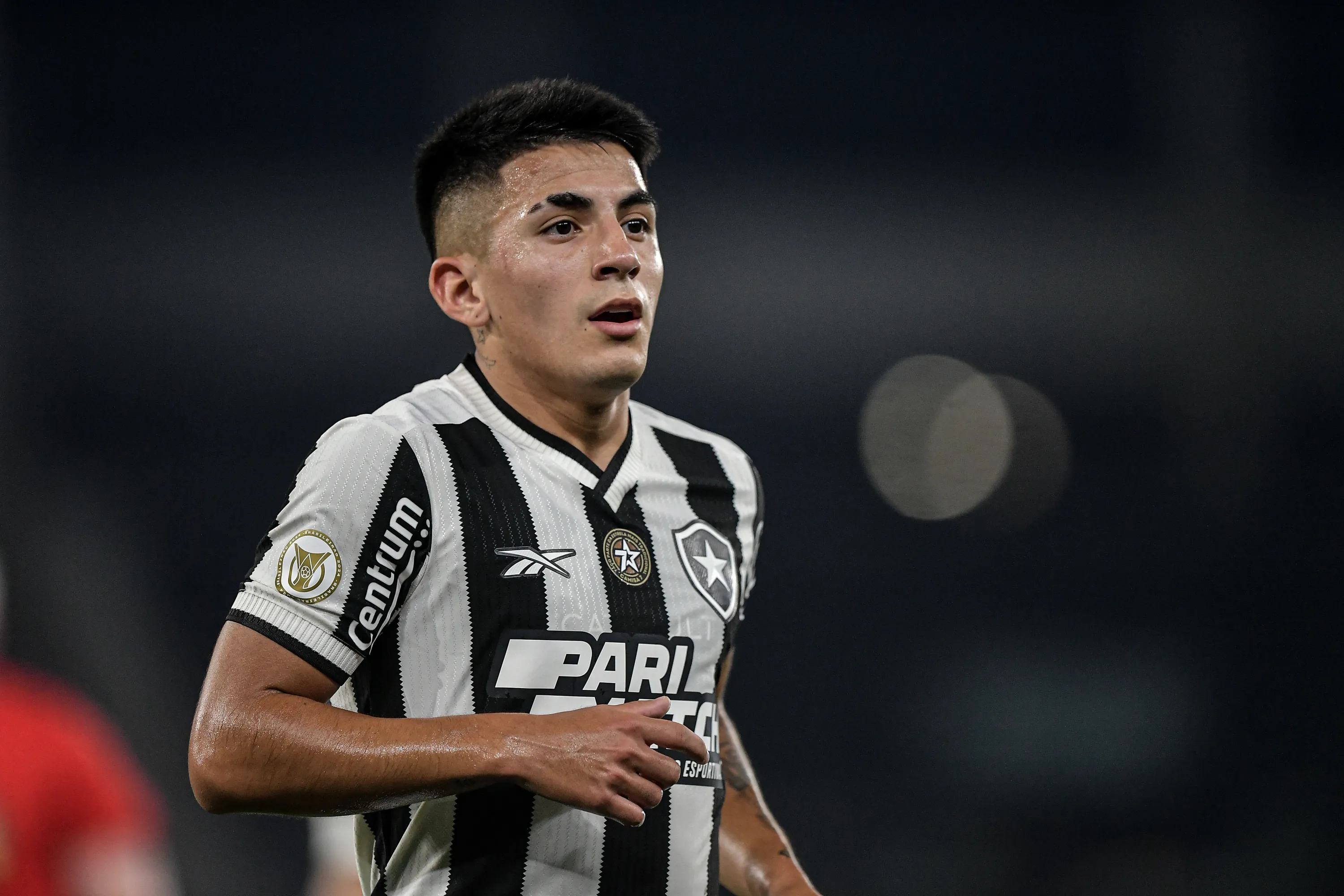 RJ – RIO DE JANEIRO – 14/09/2024 – BRASILEIRO A 2024, BOTAFOGO X CORINTHIANS – Almada jogador do Botafogo durante partida contra o Corinthians no estadio Engenhao pelo campeonato Brasileiro A 2024. Foto: Thiago Ribeiro/AGIF