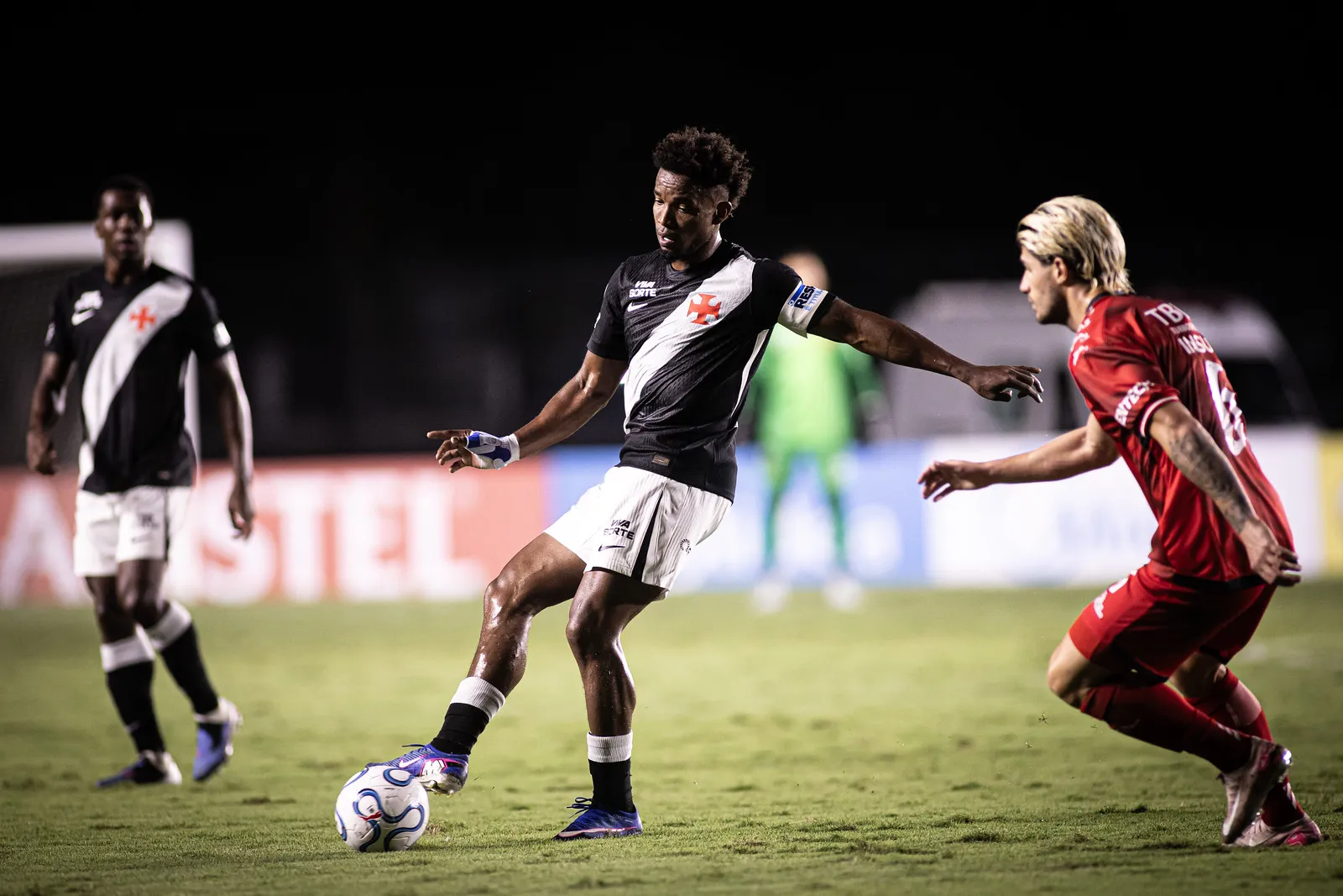 Thiago Mendes pelo Vasco em partida diante do Barracas Central pela Sul-Americana. Fotos: Matheus Lima/Vasco.