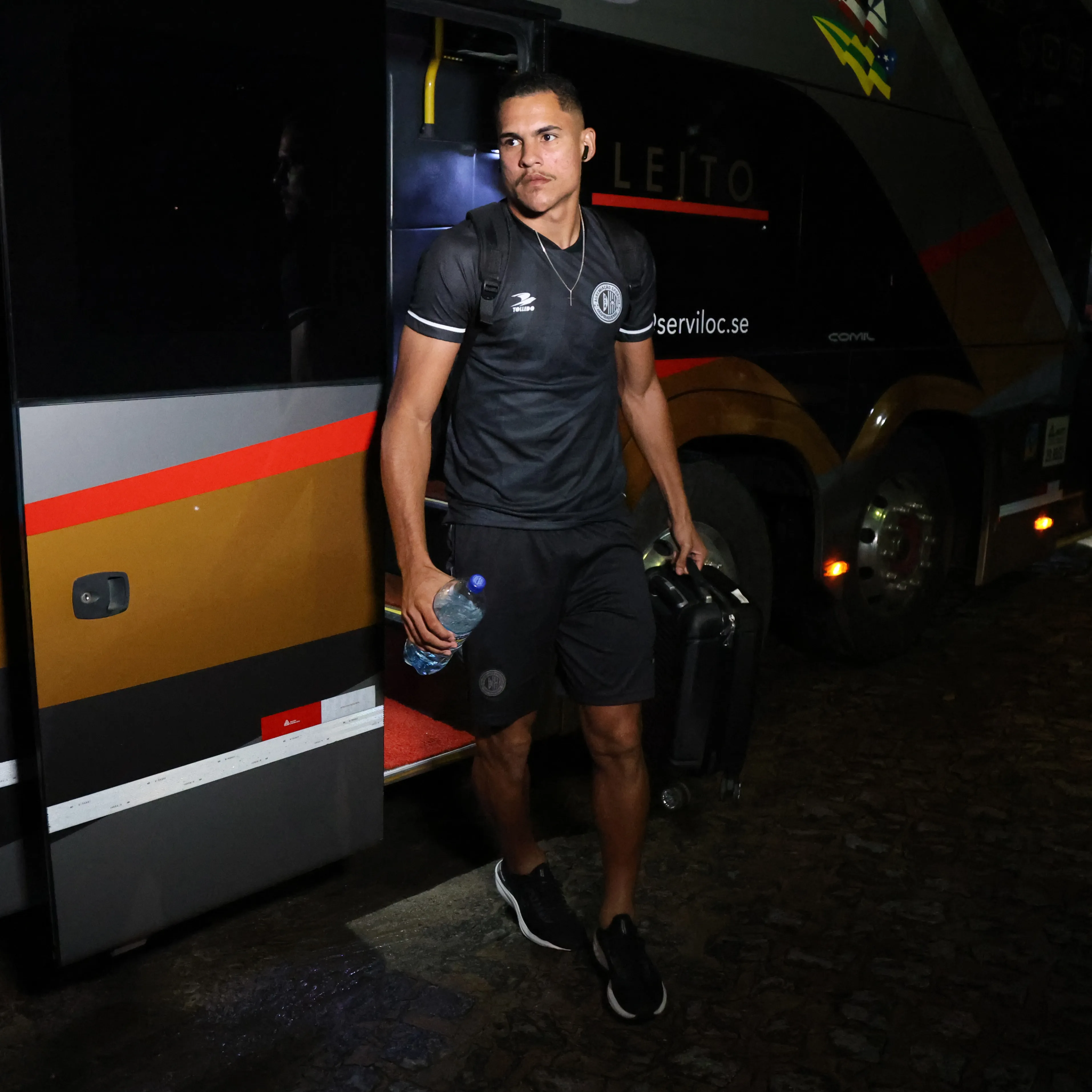 Alex Bruno durante chegada da equipe para a partida contra o Sport na Copa do Nordeste de 2026. Foto: Marlon Costa/AGIF