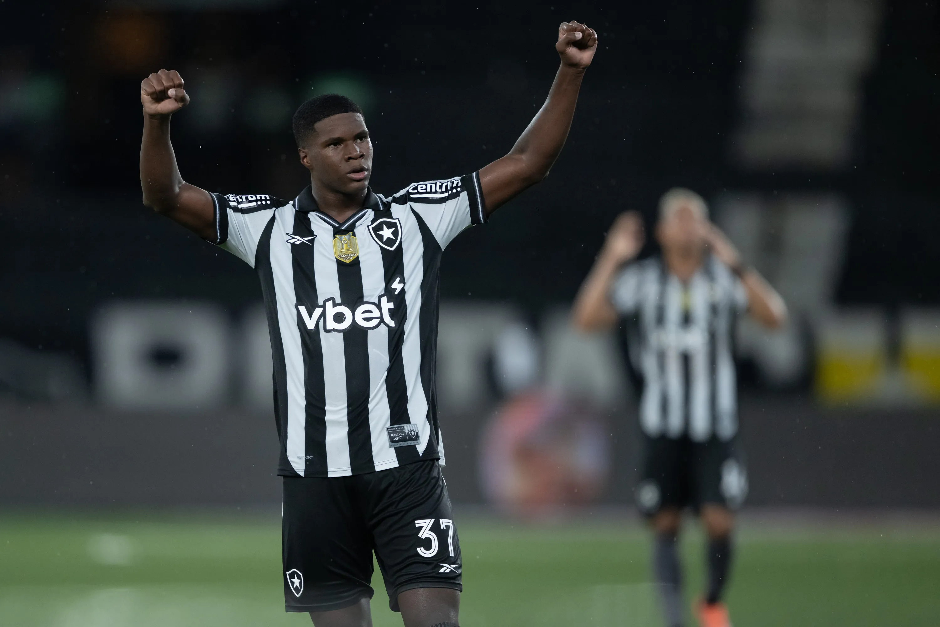 RJ – RIO DE JANEIRO – 18/11/2025 – BRASILEIRO A 2025, BOTAFOGO X SPORT – Kadir jogador do Botafogo comemora vitoria apos partida contra o Sport no estadio Engenhao pelo campeonato Brasileiro A 2025. Foto: Jorge Rodrigues/AGIF