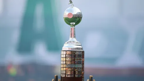 Troféu da Copa Libertadores da América na decisão entre Palmeiras e Flamengo no Estádio Monumental de Lima. Foto: Hector Vivas/Getty Images