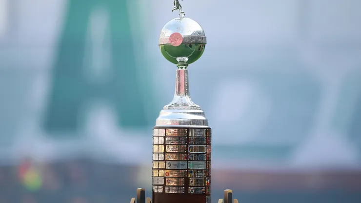 Troféu da Copa Libertadores da América na decisão entre Palmeiras e Flamengo no Estádio Monumental de Lima. Foto: Hector Vivas/Getty Images