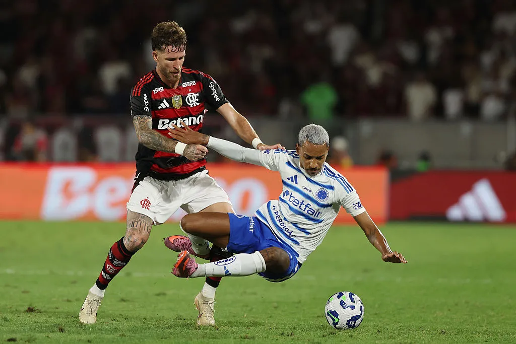 Léo Pereira do Flamengo briga pela bola com Matheus Pereira do Cruzeiro durante a partida entre Flamengo e Cruzeiro no Brasileirão 2025 no Estádio do Maracanã em 2 de outubro de 2025 no Rio de Janeiro, Brasil. (Photo by Wagner Meier/Getty Images)