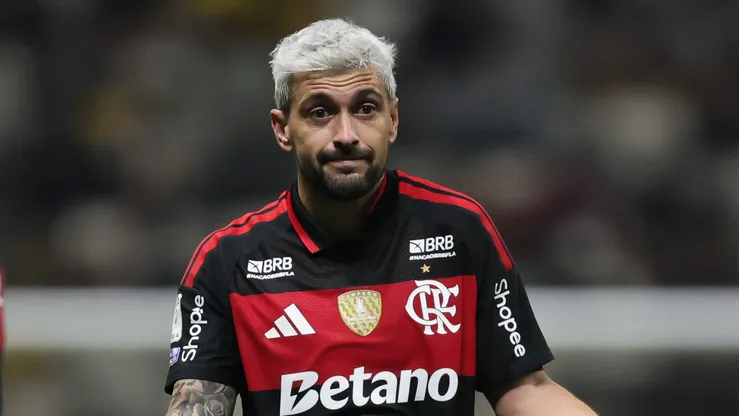 Arrascaeta durante confronto contra o Atlético-MG no Campeonato Brasileiro de 2026.