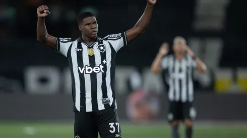 RJ - RIO DE JANEIRO - 18/11/2025 - BRASILEIRO A 2025, BOTAFOGO X SPORT - Kadir jogador do Botafogo comemora vitoria apos partida contra o Sport no estadio Engenhao pelo campeonato Brasileiro A 2025. Foto: Jorge Rodrigues/AGIF