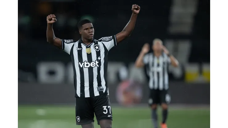 RJ - RIO DE JANEIRO - 18/11/2025 - BRASILEIRO A 2025, BOTAFOGO X SPORT - Kadir jogador do Botafogo comemora vitoria apos partida contra o Sport no estadio Engenhao pelo campeonato Brasileiro A 2025. Foto: Jorge Rodrigues/AGIF