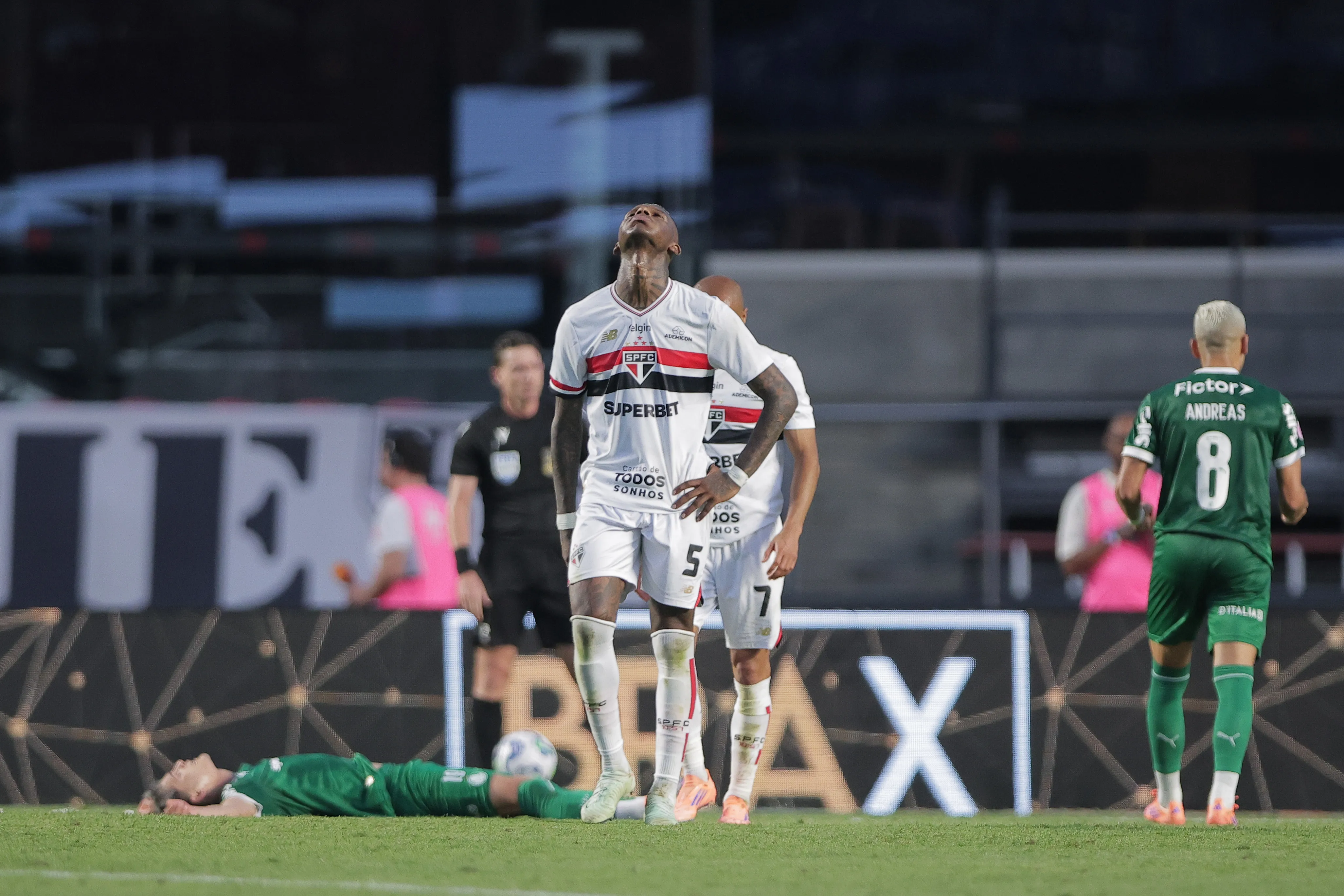 SP – SAO PAULO – 05/10/2025 – BRASILEIRO A 2025, SAO PAULO X PALMEIRAS – Arboleda jogador do Sao Paulo lamenta derrota ao final da partida contra o Palmeiras no estadio Morumbi pelo campeonato Brasileiro A 2025. Foto: Ettore Chiereguini/AGIF