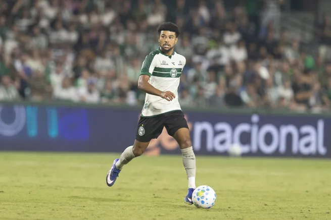 Lucas Ronier jogador do Coritiba durante partida contra o Fluminense no estadio Couto Pereira pelo campeonato Brasileiro A 2026. Foto: Hedeson Alves/AGIF