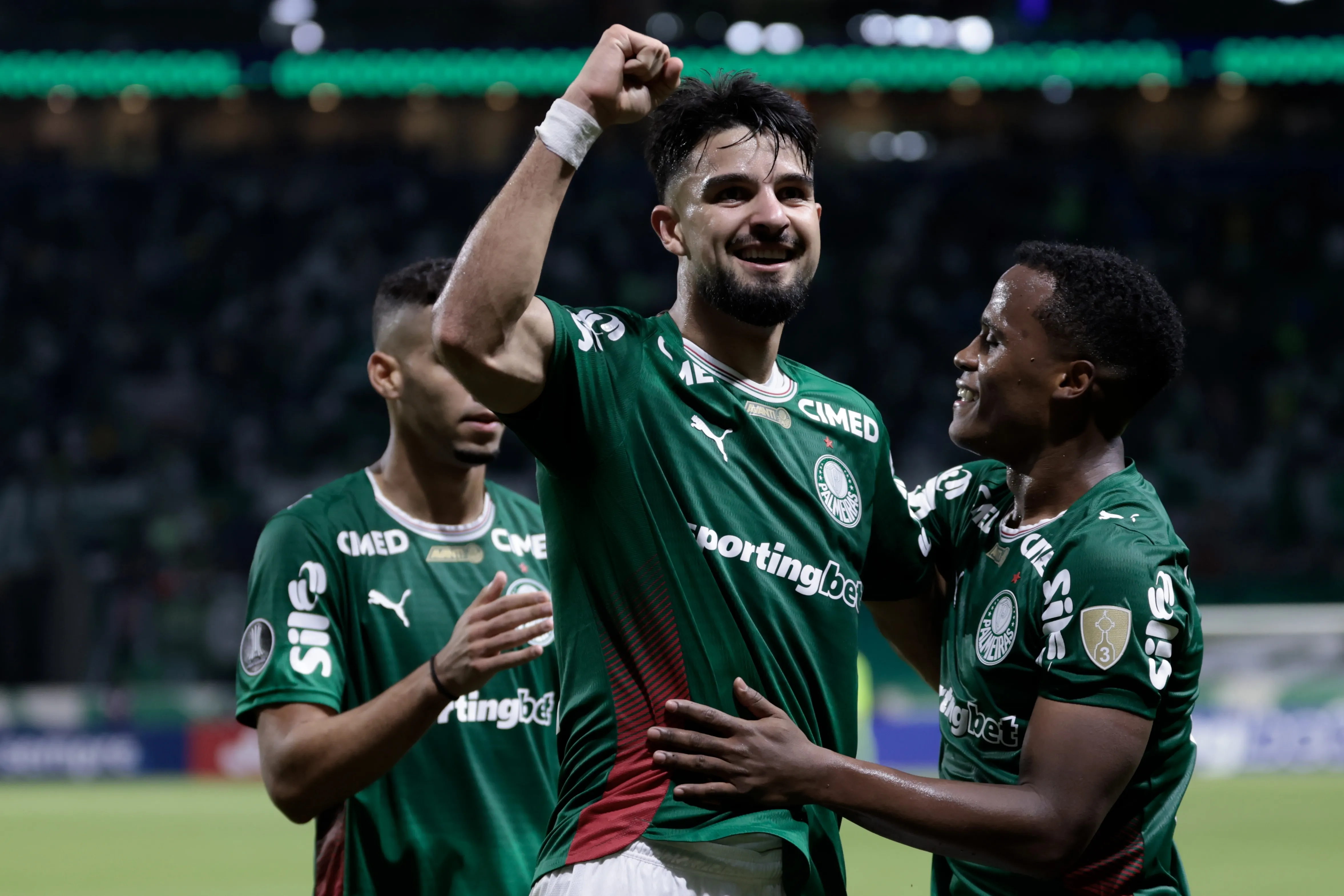 Jhon Arias jogador do Palmeiras comemora seu gol com Flaco Lopez jogador da sua equipe durante partida contra o Junior Barranquilla no estadio Nubank Arena pelo campeonato Copa Libertadores 2026. Foto: Marcello Zambrana/AGIF