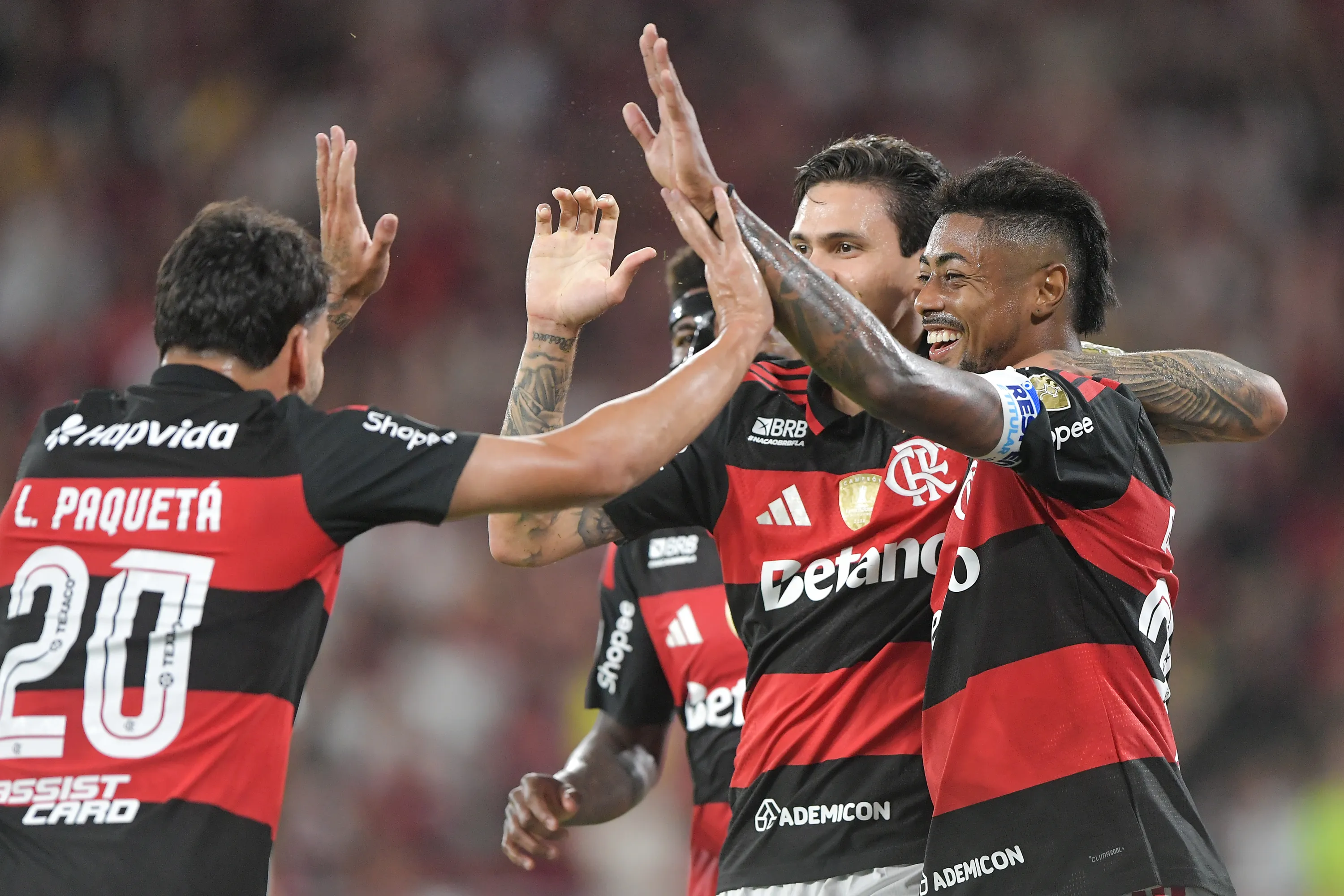 RJ – RIO DE JANEIRO – 26/05/2026 – COPA LIBERTADORES 2026, FLAMENGO X CUSCO – Bruno Henrique jogador do Flamengo comemora seu gol com jogadores do seu time durante partida contra o [EQUIPE 2] no estadio Maracana pelo campeonato Copa Libertadores 2026. Foto: Thiago Ribeiro/AGIF