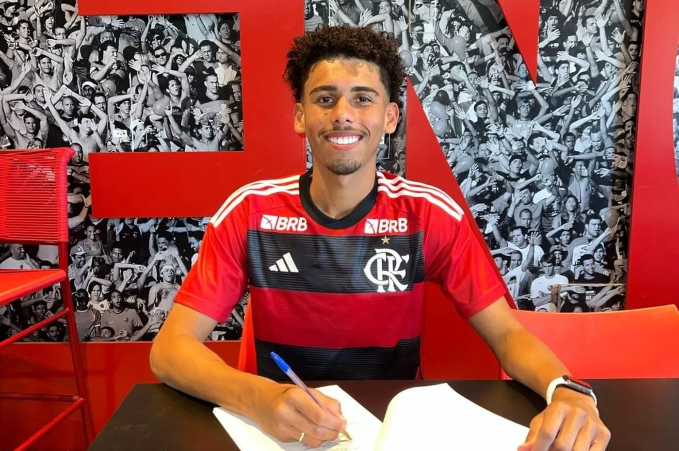 Da Mata assina com o Flamengo (Divulgação/Flamengo)
