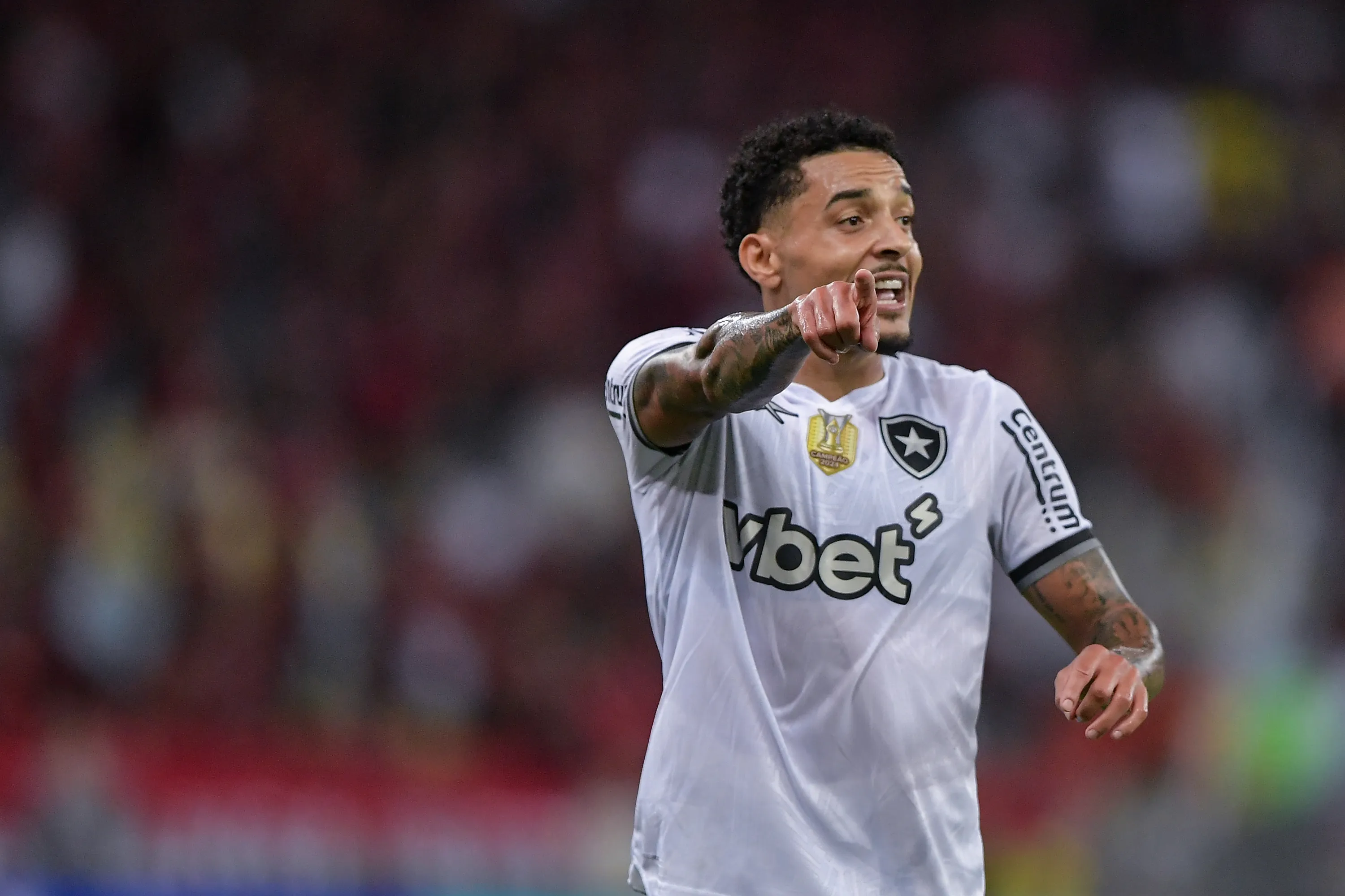 Gregore jogador do Botafogo durante partida contra o Flamengo no estadio Maracana pelo campeonato Brasileiro A 2025. Foto: Thiago Ribeiro/AGIF