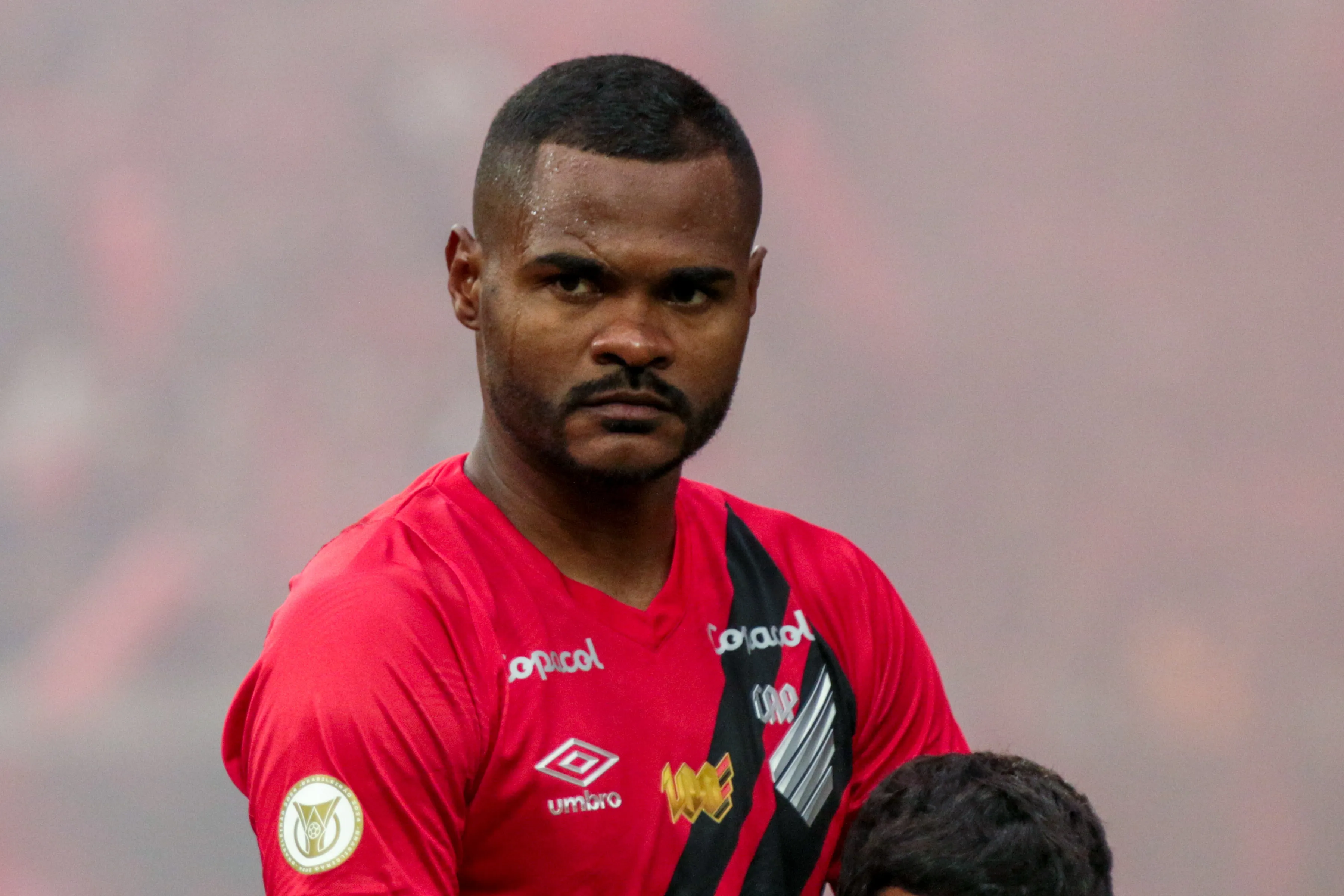 PR – CURITIBA – 20/11/2024 – BRASILEIRO A 2024, ATHLETICO-PR X ATLETICO-GO – Nikao jogador do Athletico-PR durante execucao do hino nacional antes da partida contra o Atletico-GO no estadio Arena da Baixada pelo campeonato Brasileiro A 2024. Foto: Robson Mafra/AGIF
