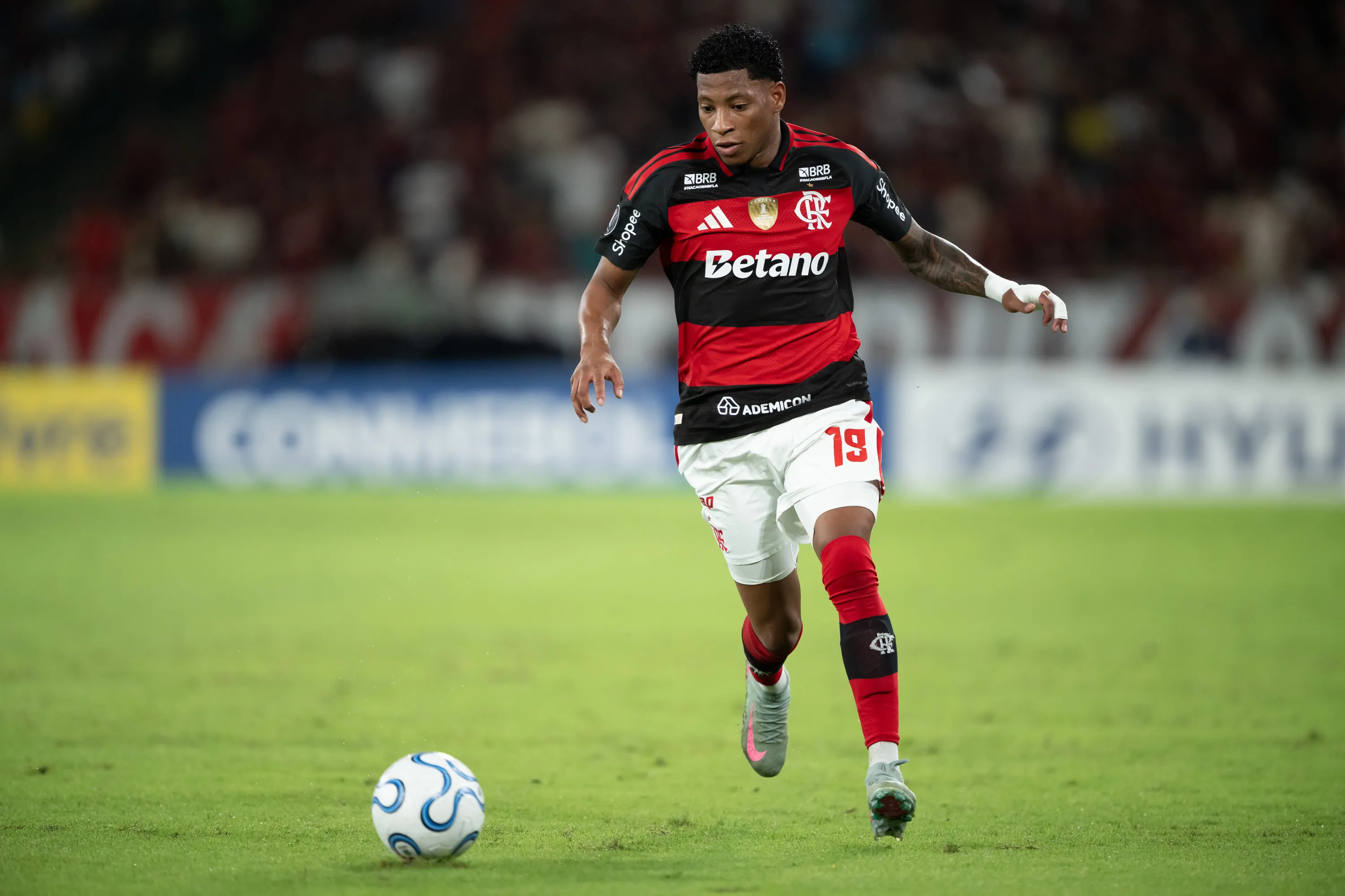 Plata jogador do Flamengo durante partida contra o Cusco no estadio Maracana pelo campeonato Copa Libertadores 2026. Foto: Jorge Rodrigues/AGIF