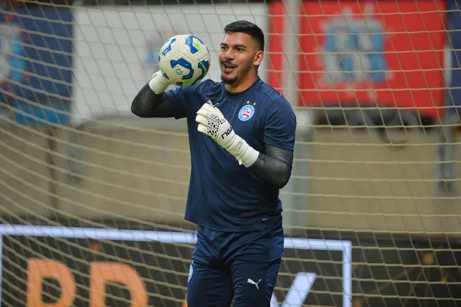 João Paulo durante aquecimento antes da partida contra o Sport no Campeonato Brasileiro de 2025. Foto: Walmir Cirne/AGIF