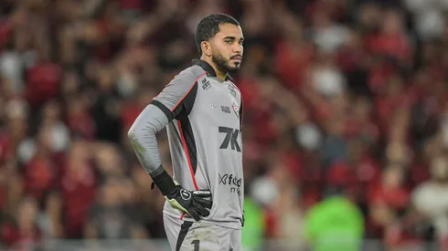 RJ - RIO DE JANEIRO - 25/08/2025 - BRASILEIRO A 2025, FLAMENGO X VITORIA - Lucas Arcanjo jogador do Vitoria lamenta derrota ao final da partida contra o Flamengo no estadio Maracana pelo campeonato Brasileiro A 2025. Foto: Thiago Ribeiro/AGIF