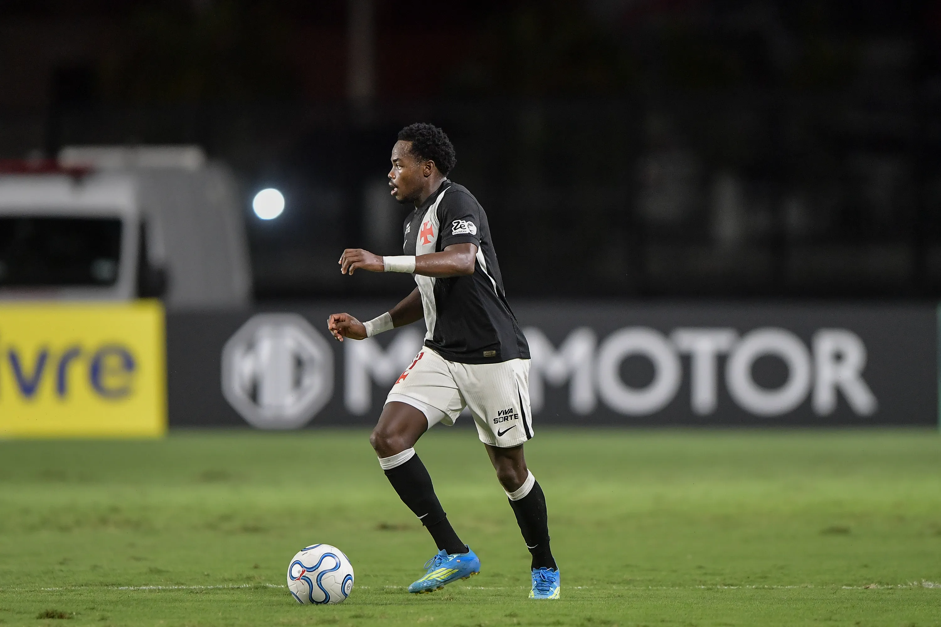 Andres Gomez jogador do Vasco durante partida contra o Barracas Central no estadio Sao Januario pelo campeonato Copa Sul-Americana 2026. Foto: Thiago Ribeiro/AGIF