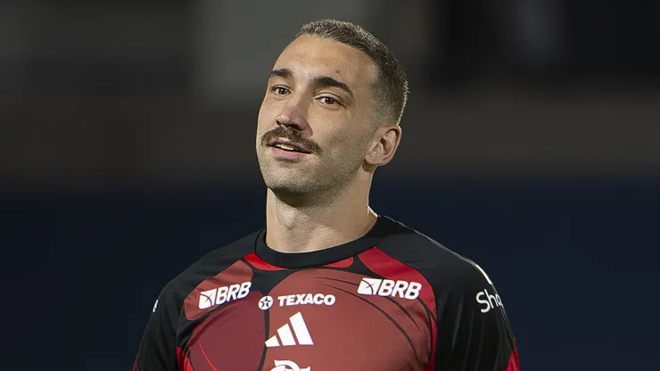 Leo Ortiz jogador do Flamengo durante partida contra o Bragantino no estadio Cicero De Souza Marques pelo campeonato Brasileiro A 2026. Foto: Anderson Romao/AGIF