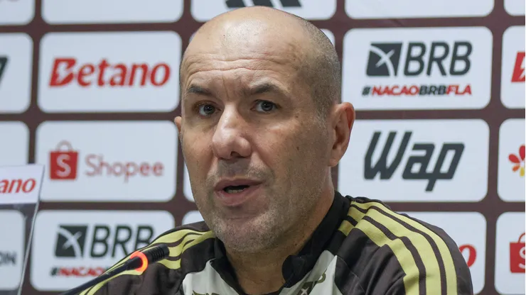 Leonardo Jardim tecnico do Flamengo durante partida contra o Athletico-PR no estadio Arena da Baixada pelo campeonato Brasileiro A 2026. Foto: Robson Mafra/AGIF