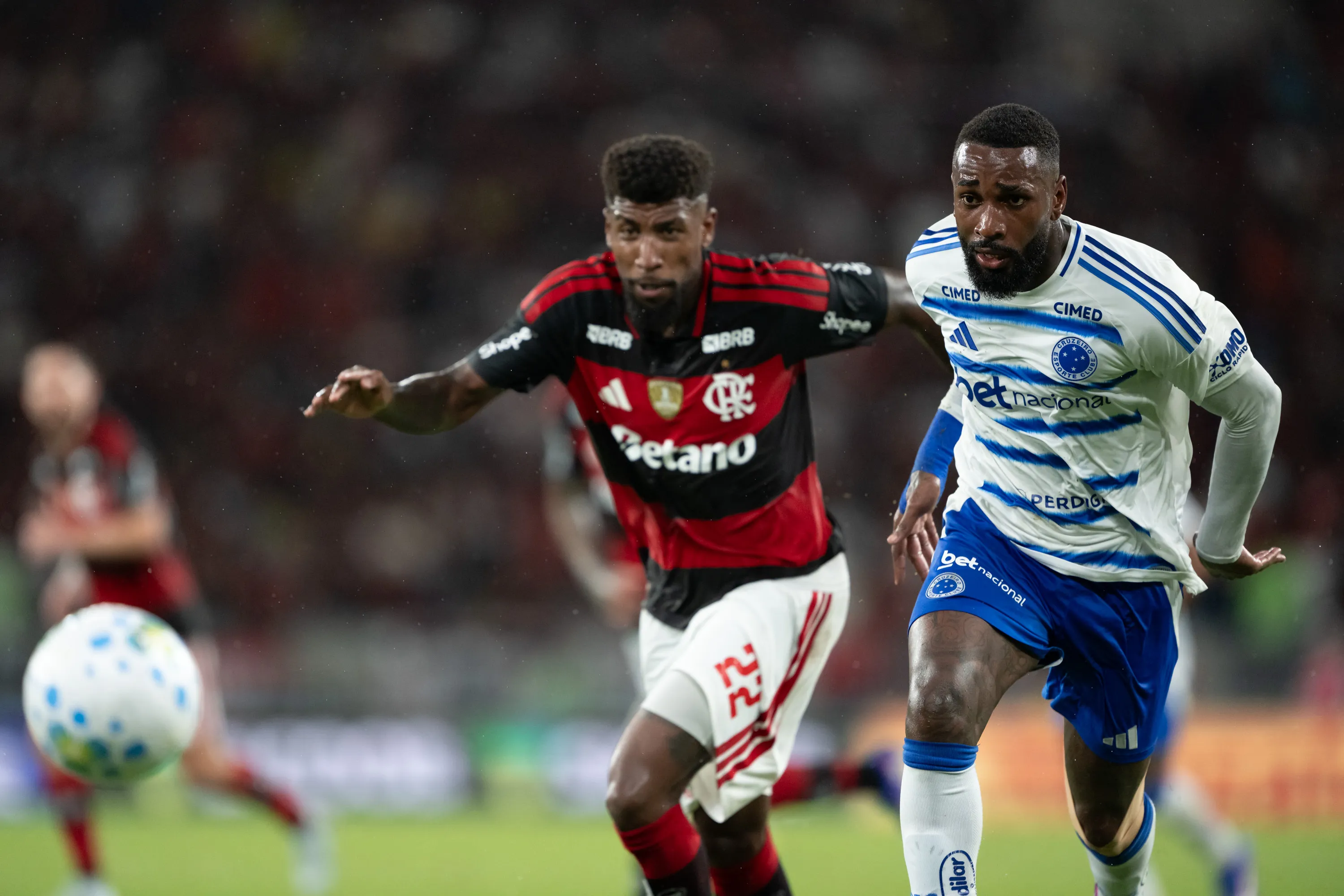 Emerson Royal jogador do Flamengo disputa lance com Gerson jogador do Cruzeiro durante partida no estadio Maracana pelo campeonato Brasileiro A 2026. Foto: Jorge Rodrigues/AGIF