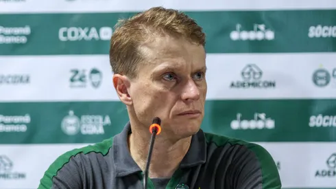 Fernando Seabra tecnico do Coritiba durante enrevista coletiva apos a partida contra o Athletico-PR no estadio Arena da Baixada pelo campeonato Brasileiro A 2026. Foto: Robson Mafra/AGIF