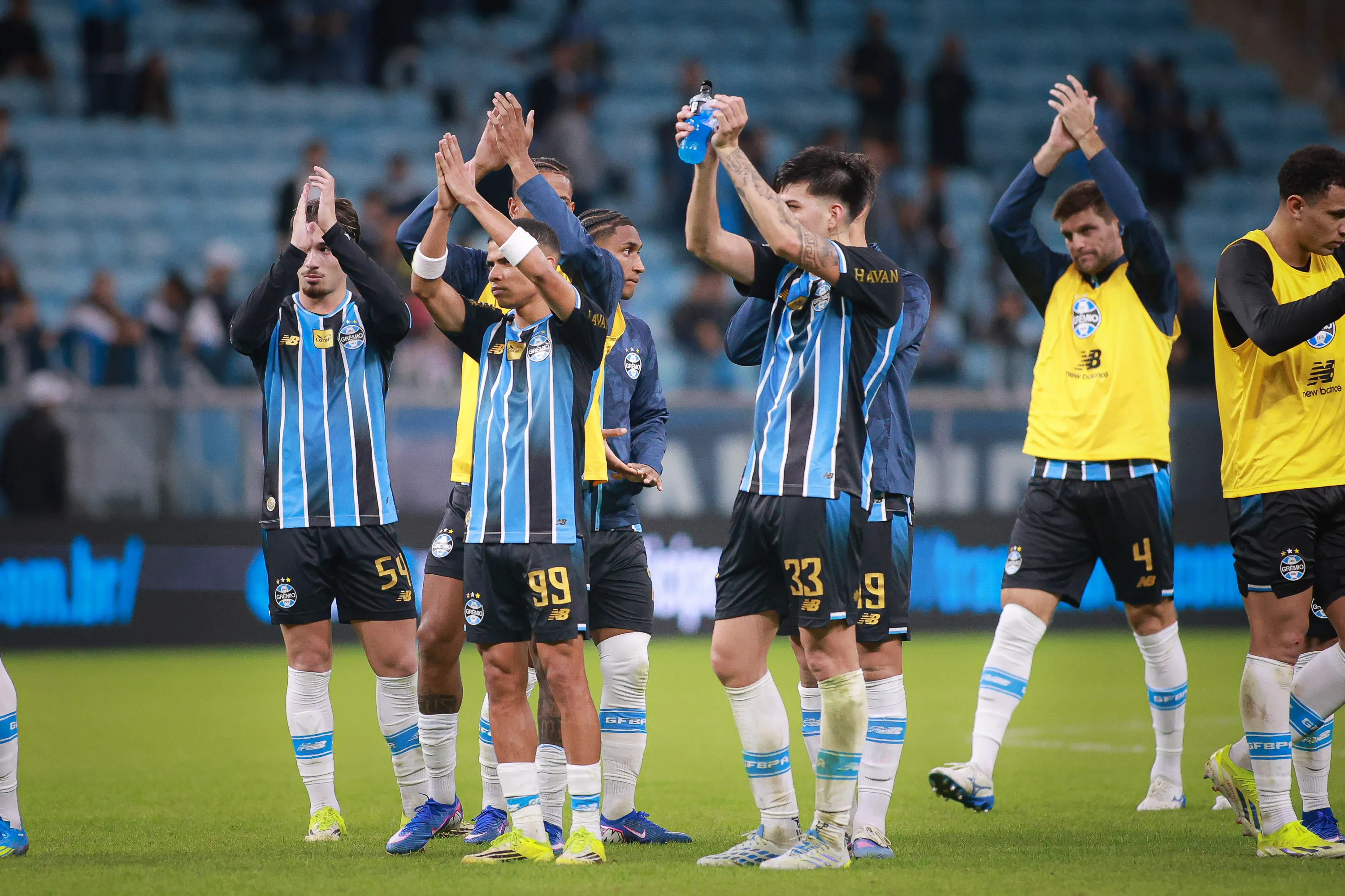 Jogadores do Gremio agradecem a torcida apos a derrota ao final da partida contra o Corinthians no estadio Arena do Gremio pelo campeonato Brasileiro A 2026. Foto: Maxi Franzoi/AGIF