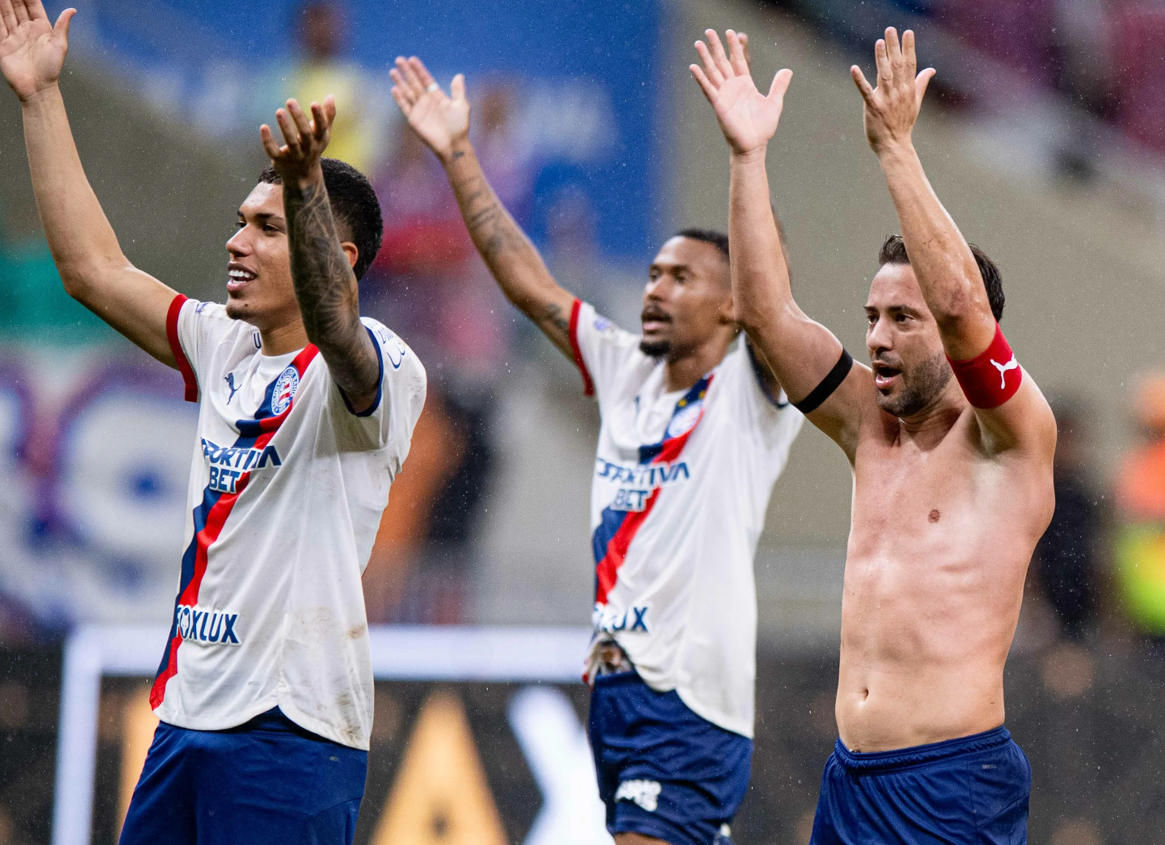 Jogadores do Bahia comemoram vitoria ao final da partida contra o Botafogo no estadio Fonte Nova pelo campeonato Brasileiro A 2026. Foto: Jhony Pinho/AGIF