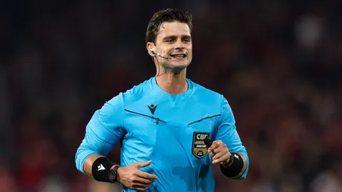 O arbitro Fernando Antonio Mendes de Salles Nascimento Filho durante partida entre Athletico-PR e Mirassol no estadio Arena da Baixada pelo campeonato Brasileiro A 2026. Foto: Rodolfo Buhrer/AGIF