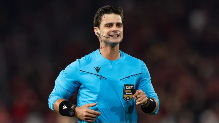 O arbitro Fernando Antonio Mendes de Salles Nascimento Filho durante partida entre Athletico-PR e Mirassol no estadio Arena da Baixada pelo campeonato Brasileiro A 2026. Foto: Rodolfo Buhrer/AGIF