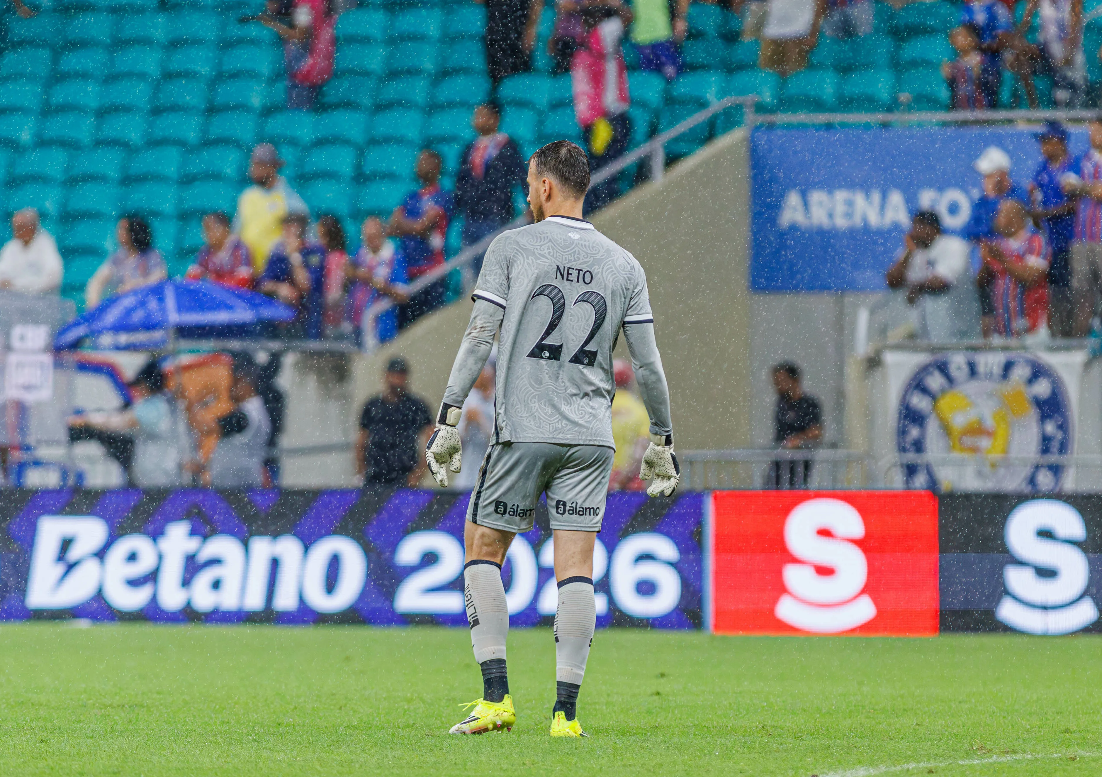 Neto goleiro do Botafogo durante partida contra o Bahia no estadio Fonte Nova pelo campeonato Brasileiro A 2026. Foto: Marcio Jose/AGIF
