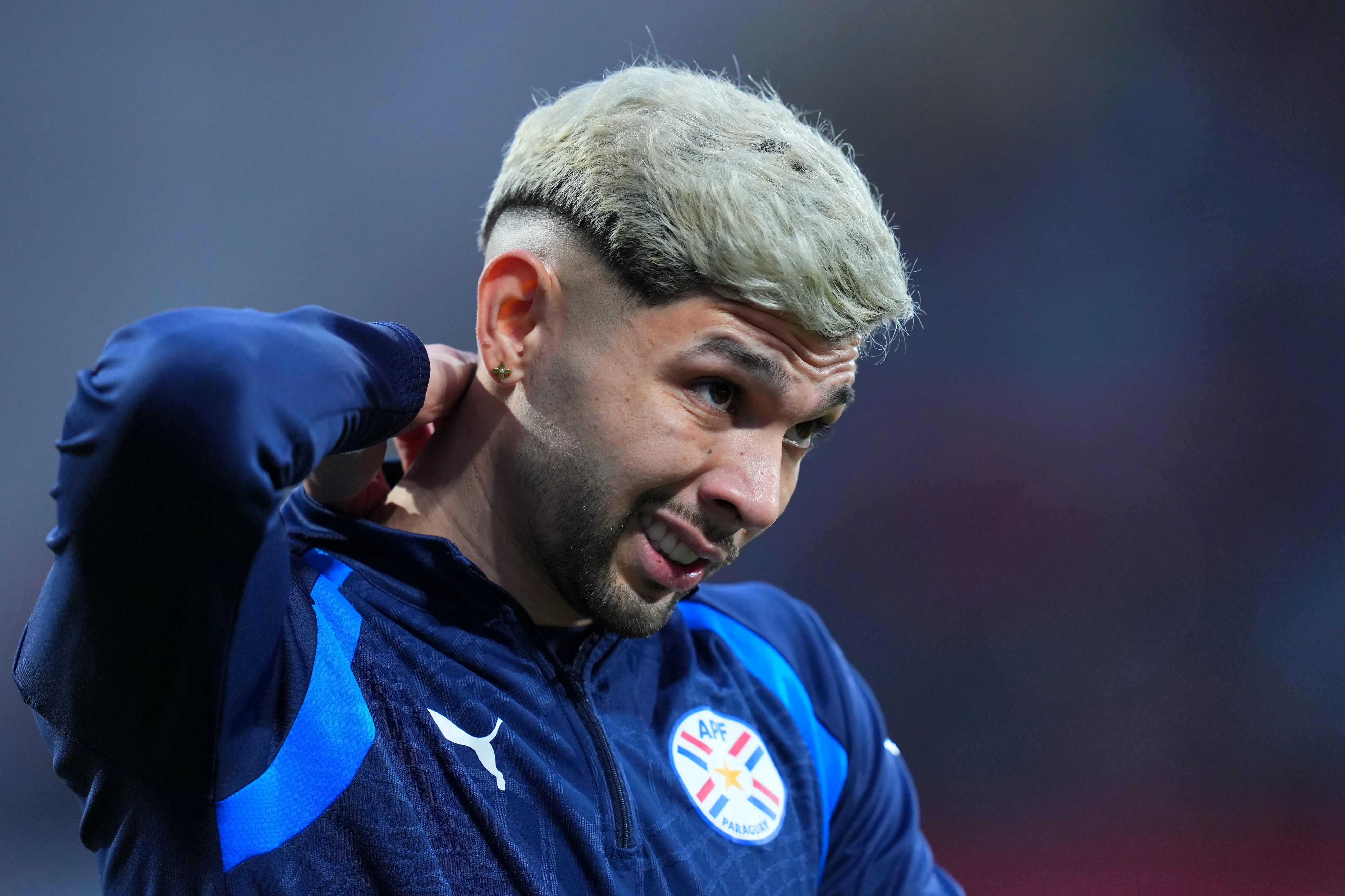 Julio Enciso, do Paraguai, aquece antes do amistoso internacional entre Marrocos e Paraguai, no Estádio Bollaert-Delelis, em Lens, França, em 31 de março de 2026. Foto: Franco Arland/Getty Images