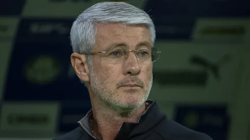 Odair Hellmann durante partida contra o Palmeiras no Brasileirão de 2026.