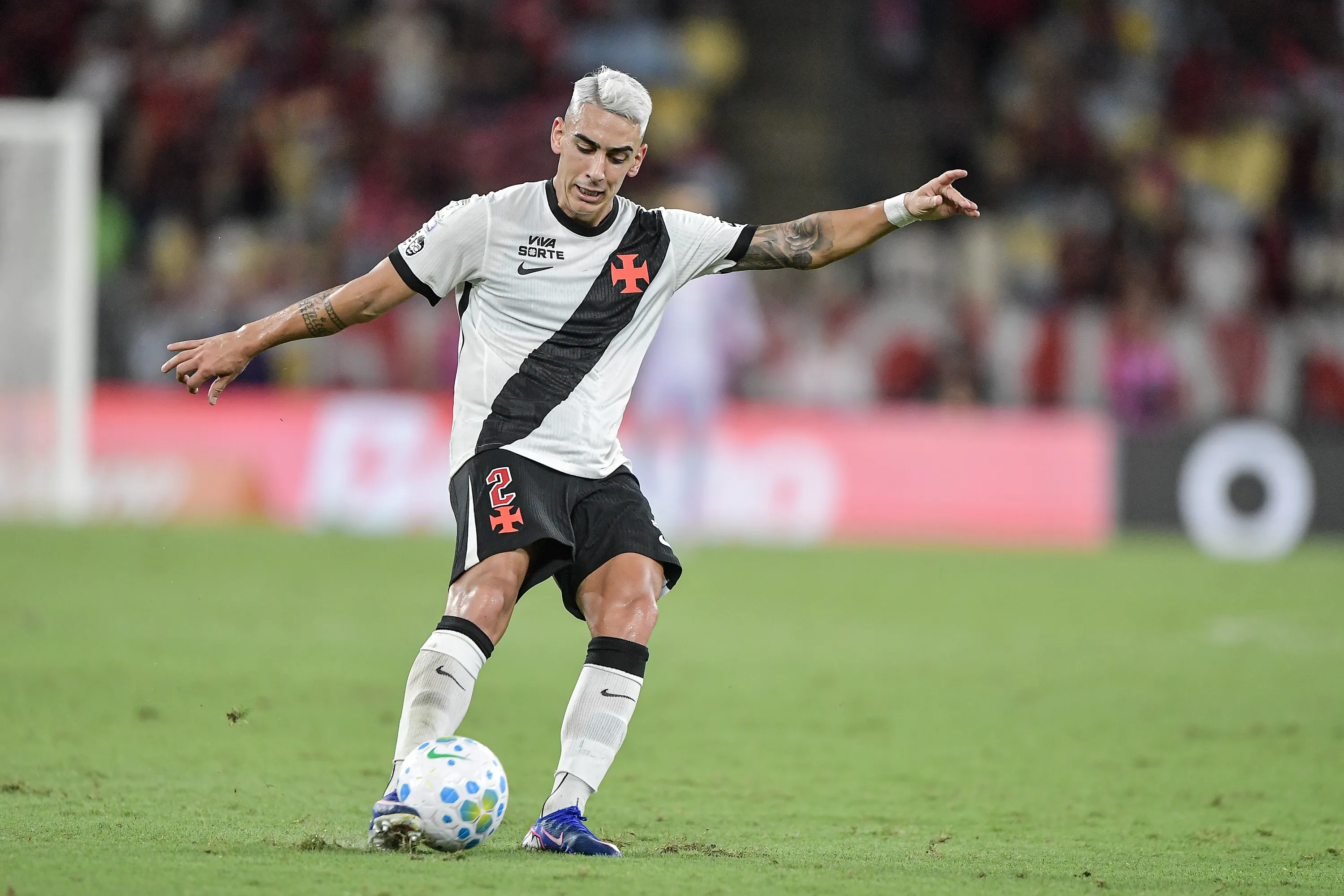 Puma Rodriguez jogador do Vasco durante partida contra o Flamengo no estadio Maracana pelo campeonato Brasileiro A 2026. Foto: Thiago Ribeiro/AGIF