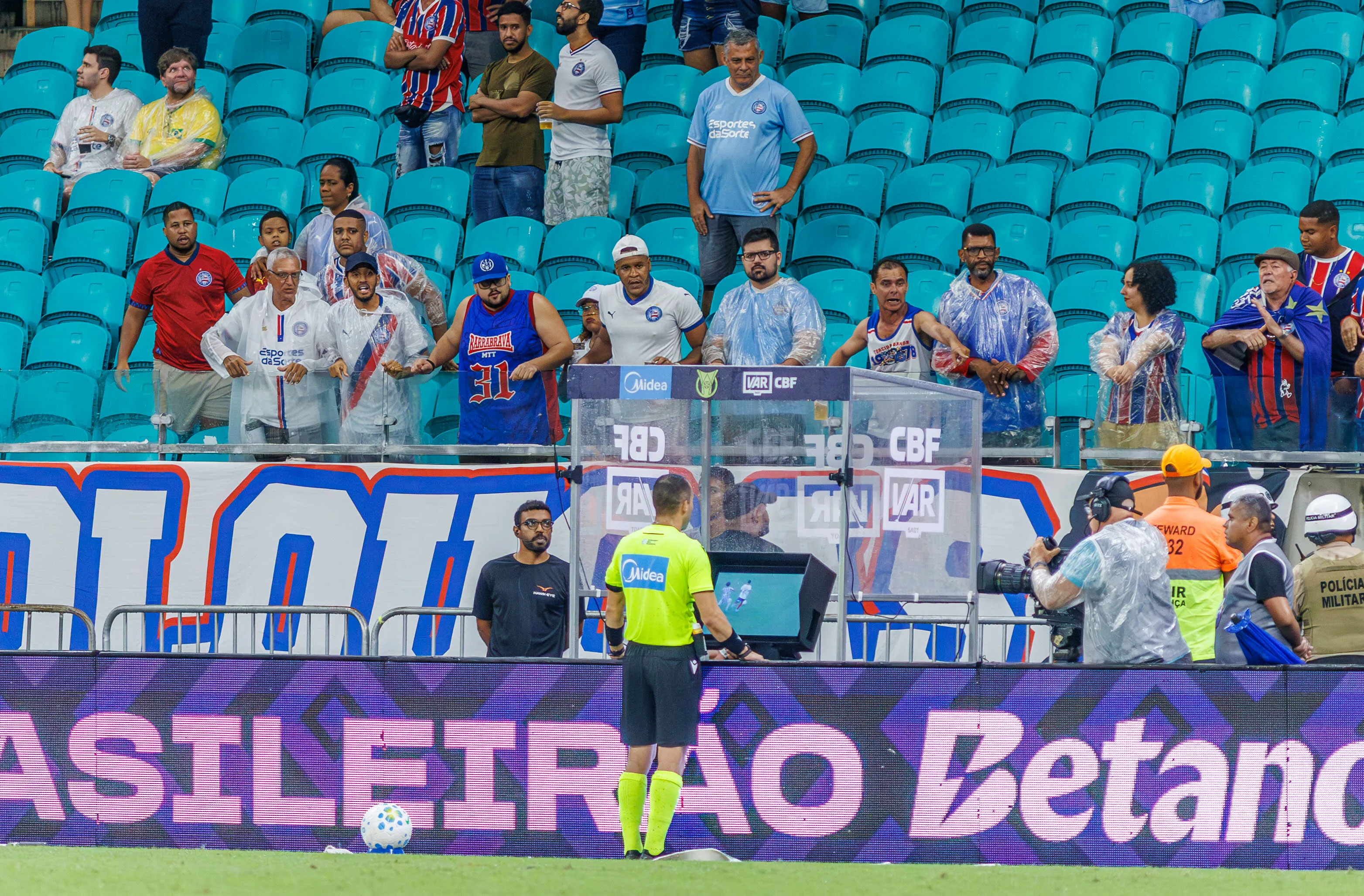 O arbitro Davi de Oliveira faz consulta ao VAR (recurso de video) durante partida entre Bahia e Botafogo no estadio Fonte Nova pelo campeonato Brasileiro A 2026. Foto: Marcio Jose/AGIF
