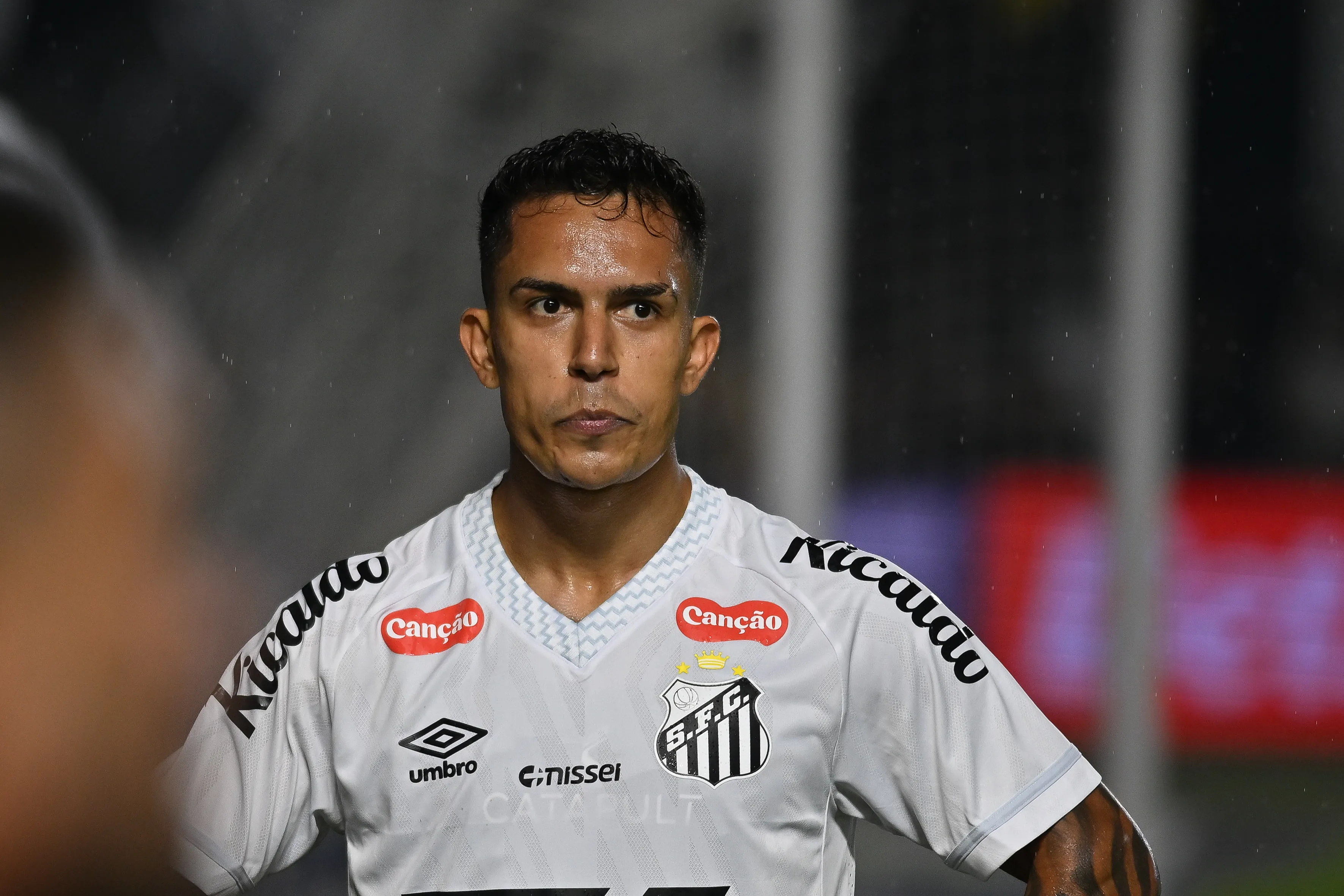 Igor Vinicius jogador do Santos durante partida contra o Internacional no estadio Vila Belmiro pelo campeonato Brasileiro A 2025. Foto: Jota Erre/AGIF